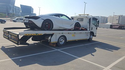 سطحة سيارات منخفضة للرياضية والكلاسيكية والسيارات المعدّلة: زوايا صعود مدروسة، ألواح حماية للدفيوزر، وأحزمة تثبيت مبطنة. الهدف: وصول السيارة كما غادرت — بلا خدش.